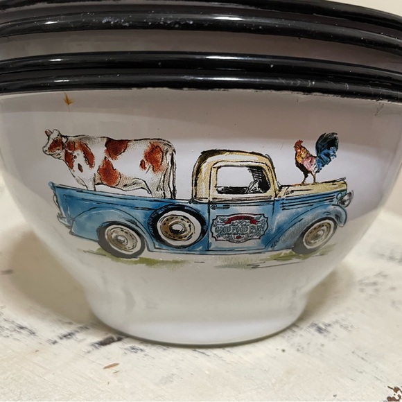 Four Vintage Rustic Farmhouse enameled Bowls - Picture 4 of 6